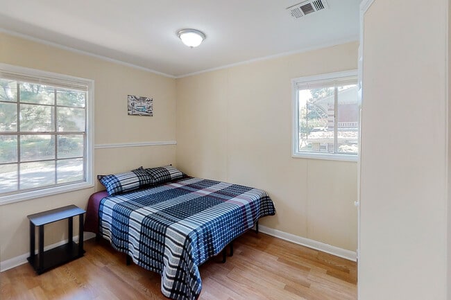 845 Brian Ln in Forest Park, GA - Foto de edificio - Building Photo