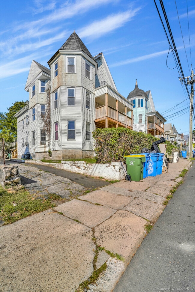 221 Willow St in Waterbury, CT - Building Photo - Building Photo