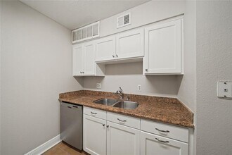 845 Augusta Dr in Houston, TX - Building Photo - Building Photo