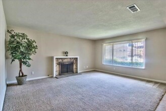 541 Mesa Dr in Corona, CA - Building Photo - Building Photo