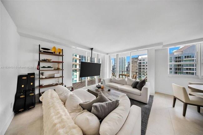 1155 Brickell Bay Dr in Miami, FL - Building Photo - Building Photo