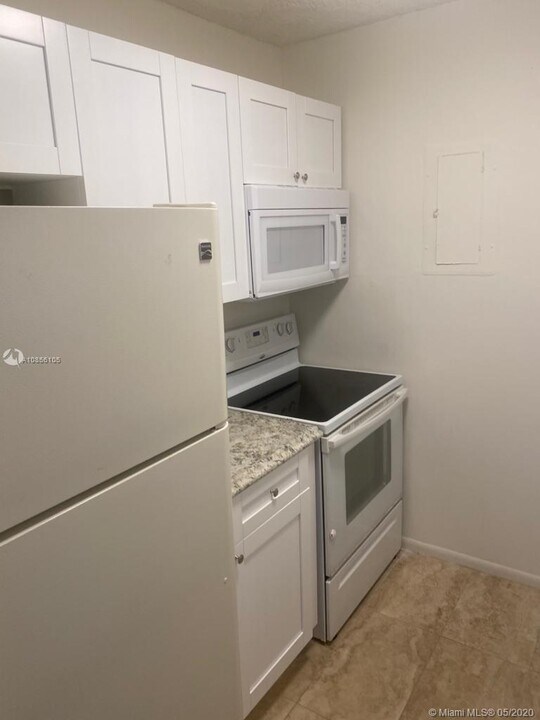 8907 NW 28th Dr-Unit -20 in Coral Springs, FL - Foto de edificio