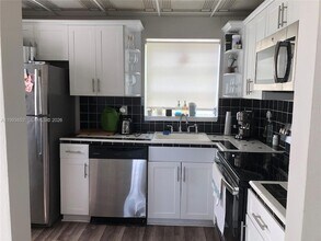 851 Meridian Ave, Unit 31 in Miami Beach, FL - Building Photo - Building Photo