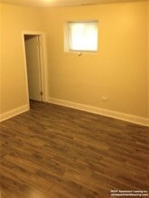 2433 N Meade Ave, Unit G in Chicago, IL - Foto de edificio - Building Photo