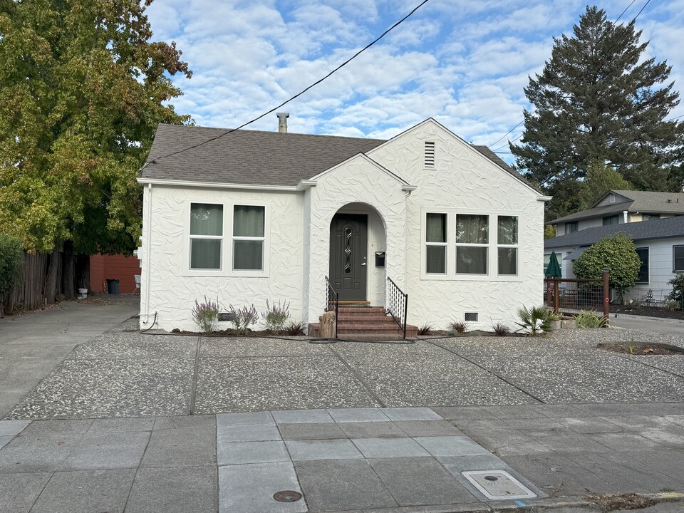 132 Stanford St in Santa Rosa, CA - Foto de edificio