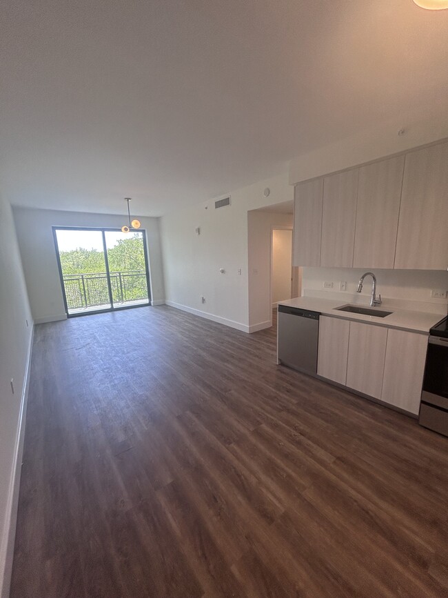 225 SE 3rd St, Unit B2 in Dania Beach, FL - Foto de edificio - Building Photo
