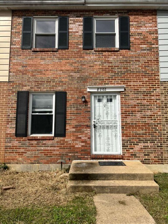 8202 Tomlinson Ct in Severn, MD - Building Photo