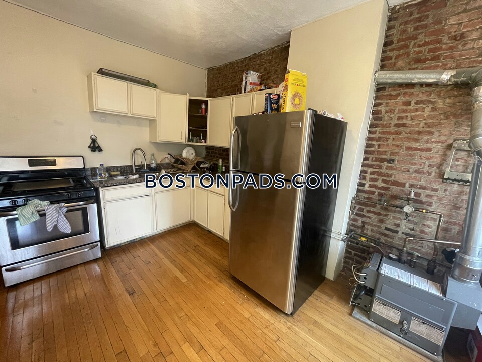 86 Hammond St, Unit 1 in Boston, MA - Building Photo