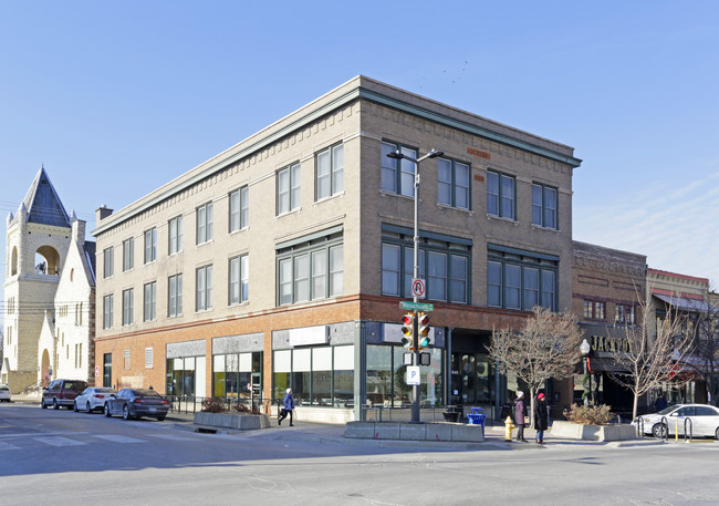 Ten Ten Lofts in Lawrence, KS - Foto de edificio - Building Photo