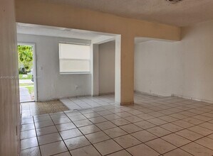1565 NE 141st St in North Miami, FL - Building Photo - Building Photo