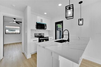 3033 28th St N in St. Petersburg, FL - Foto de edificio - Building Photo