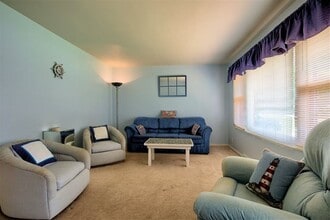429 Lakeshore Ave in Holland, MI - Foto de edificio - Building Photo