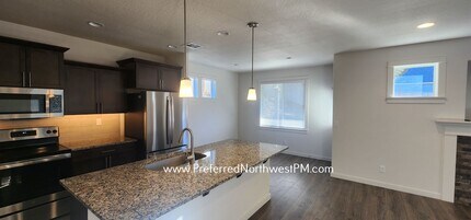 242 Rockcrest Dr in Lowell, OR - Building Photo - Building Photo