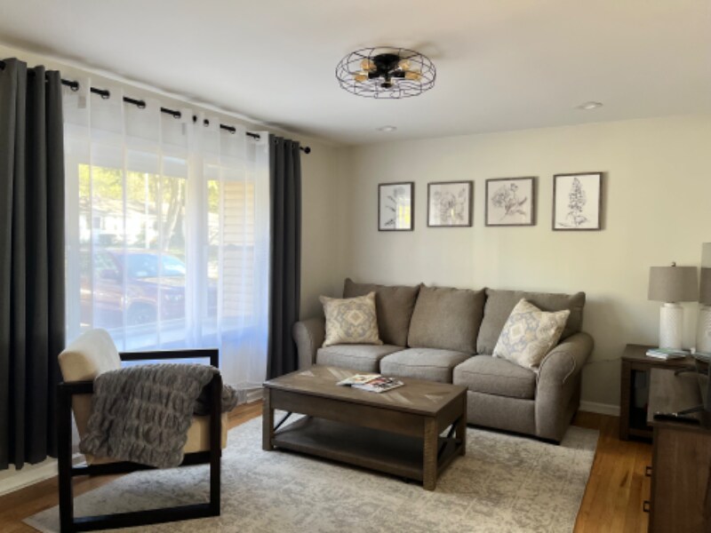 8024 Outlook Dr in Prairie Village, KS - Building Photo