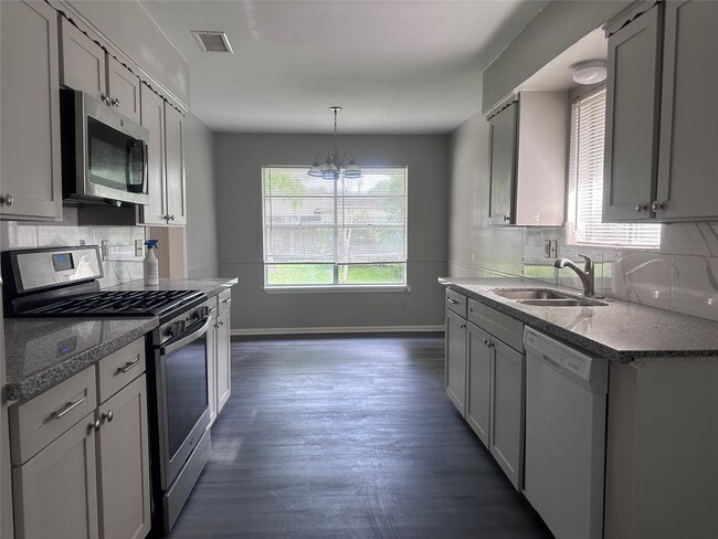 13611 Fernhill Dr in Sugar Land, TX - Building Photo - Building Photo