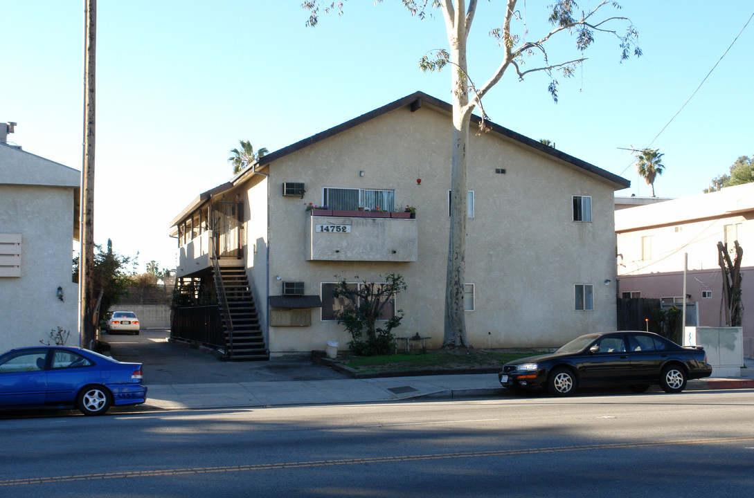 14752 Van Owen St in Van Nuys, CA - Building Photo