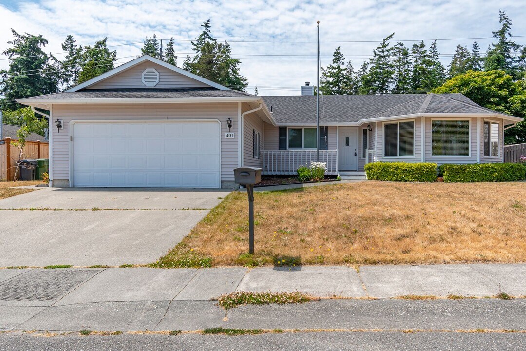 401 SW Muzzall St in Oak Harbor, WA - Building Photo