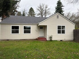 3234 US-20 in Sweet Home, OR - Building Photo
