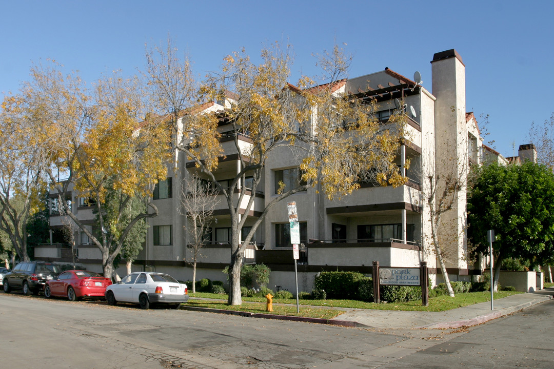 Park Plaza Apartments in Long Beach, CA - Building Photo