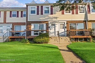 8 Primrose Ln in Brick, NJ - Building Photo