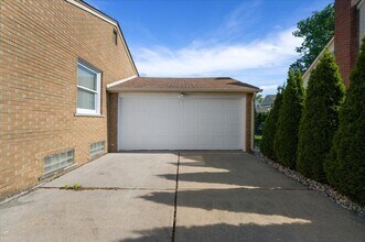 2739 Yorkshire Rd in Birmingham, MI - Building Photo - Building Photo