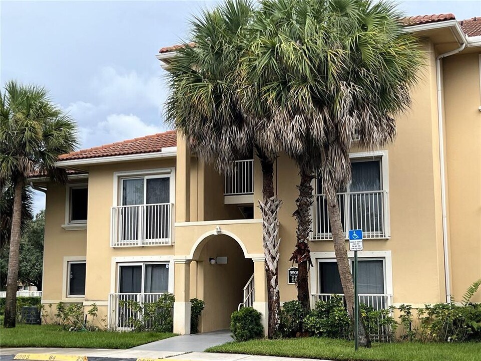 9905 Westwood Dr in Tamarac, FL - Foto de edificio