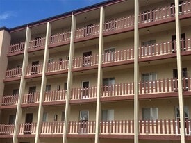 4037 Lake Bayshore Dr, Unit 203 in Bradenton, FL - Building Photo