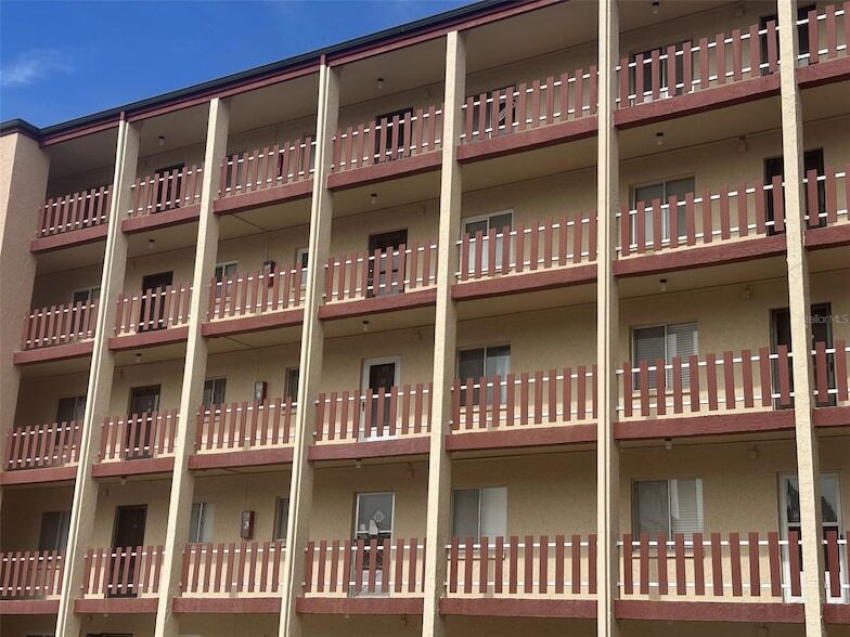 4037 Lake Bayshore Dr, Unit 203 in Bradenton, FL - Building Photo