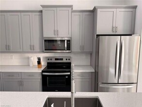 941 Columbus Blvd in Lehigh Acres, FL - Foto de edificio - Building Photo