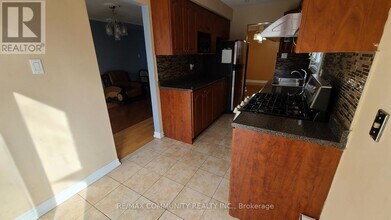 16 Fieldside Dr in Toronto, ON - Building Photo - Building Photo