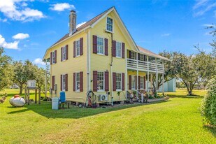 813 Nelson Ave in Port Bolivar, TX - Building Photo