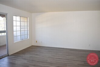 7561 LA JOLLA Blvd in La Jolla, CA - Foto de edificio - Building Photo