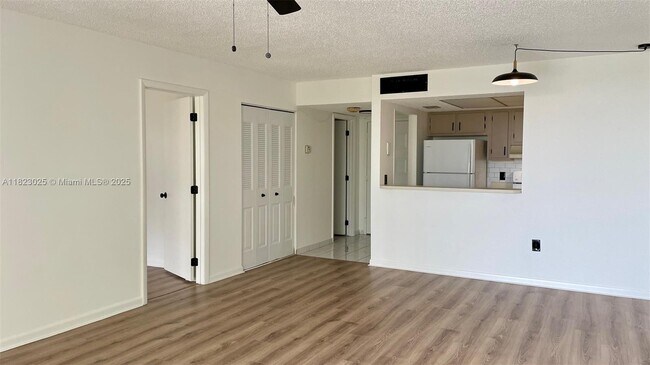 5550 NW 44th St, Unit 407b in Lauderhill, FL - Building Photo - Building Photo