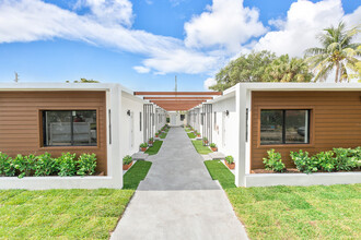 Lighthouse Apartments in Hollywood, FL - Building Photo - Building Photo