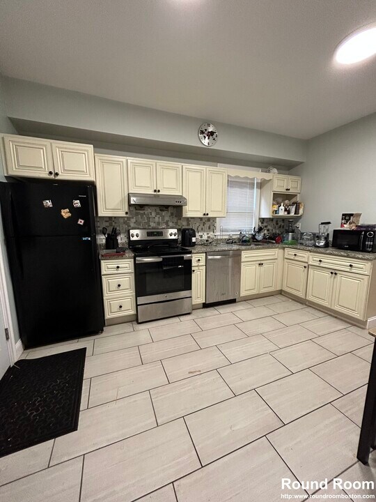 12 Wallingford Rd, Unit 1 in Boston, MA - Building Photo