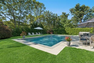 13 Sherwood Rd in Hampton Bays, NY - Building Photo