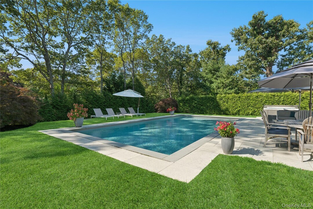 13 Sherwood Rd in Hampton Bays, NY - Building Photo