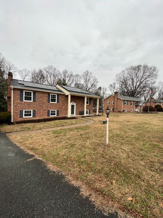 7337 Clark Cir in Mechanicsville, VA - Foto de edificio