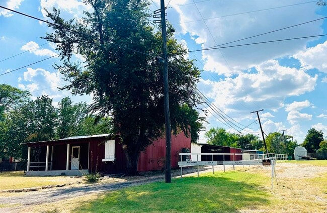 808 S Yosemite St in Iowa Park, TX - Building Photo - Building Photo