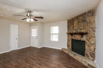 4964 Galbraith Cir in Stone Mountain, GA - Foto de edificio - Building Photo