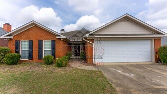 8031 Garrett Pines Dr in Columbus, GA - Building Photo