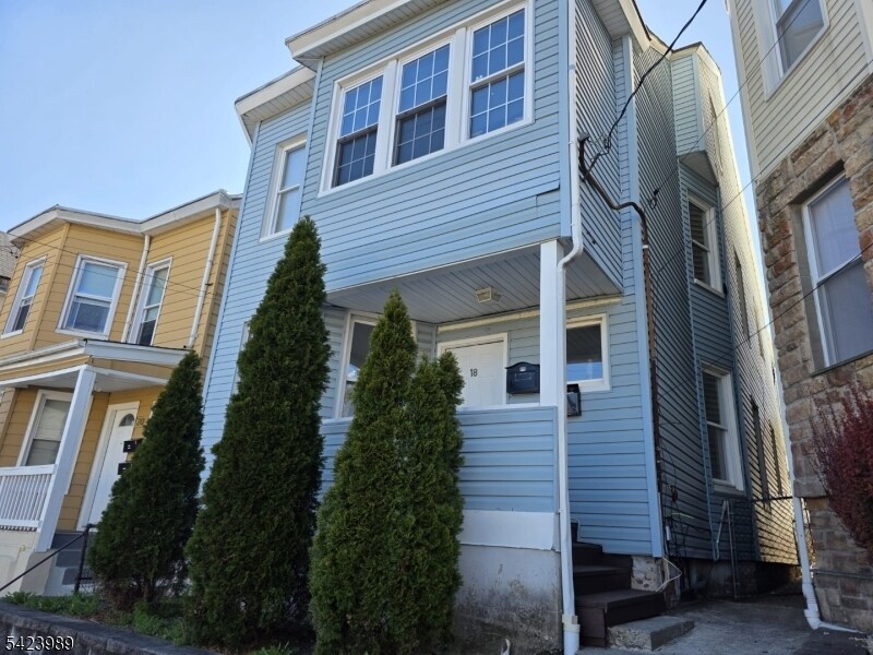 18 Michigan Ave in Paterson, NJ - Building Photo