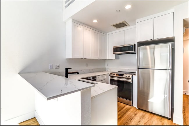 7606 Girard Ave in San Diego, CA - Building Photo - Building Photo