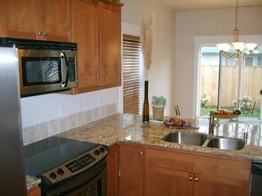 211 Silver St, Unit G in Silverton, OR - Foto de edificio - Building Photo