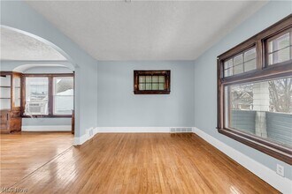 10302 Parkview Ave in Garfield Heights, OH - Building Photo - Building Photo