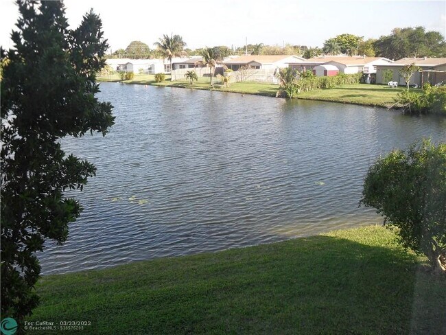 8285 Sunrise Lakes Blvd-Unit -208 in Sunrise, FL - Building Photo - Building Photo