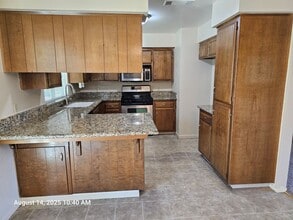 5145 W Feemster Ct in Visalia, CA - Foto de edificio - Building Photo