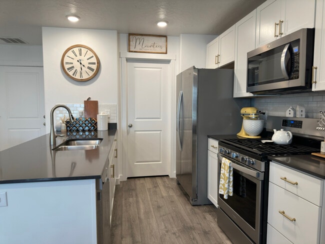 2797 N Airmen Ave in Layton, UT - Building Photo - Building Photo