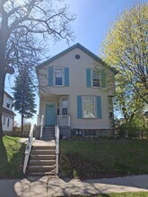 3257 N Newhall St in Milwaukee, WI - Foto de edificio - Building Photo