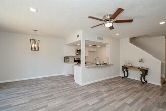 978 Memorial Village Dr in Houston, TX - Building Photo - Building Photo